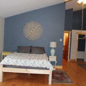 Artists Suite - Comfortable Queen bed with down comforter and great pillows 