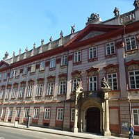Вид левой части дворца
