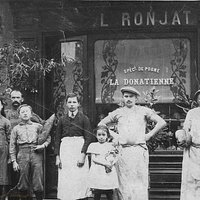 La boutique en 1910 avec Louis Ronjat à droite