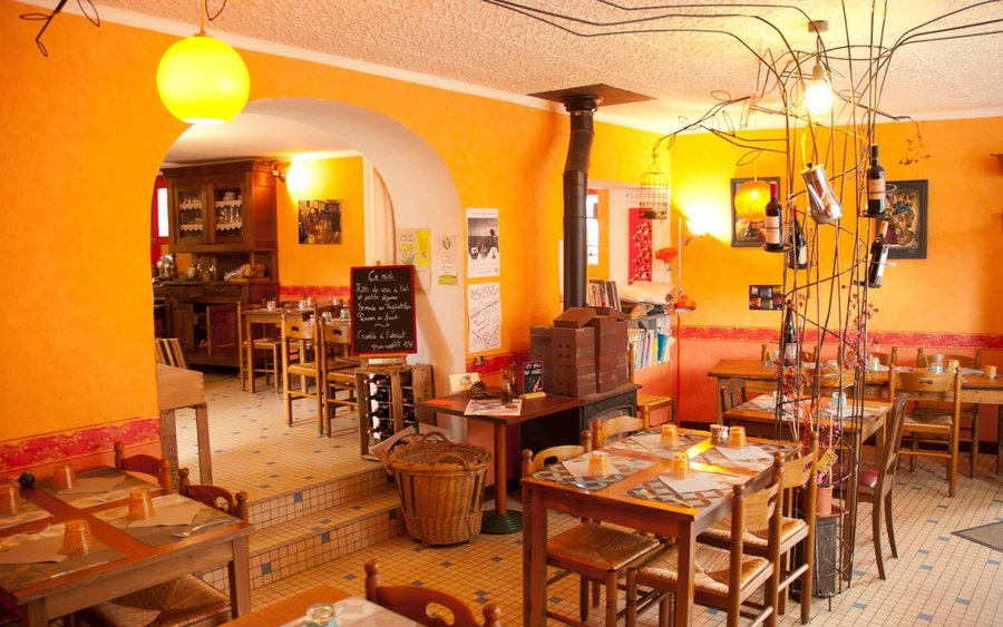 Le Milin Ruz vous reçoit dans une ambiance décontractée inspirée des 70's.
