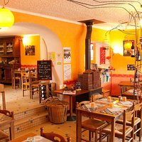 Le Milin Ruz vous reçoit dans une ambiance décontractée inspirée des 70's.