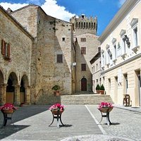 La piazza col Palazzo comunale