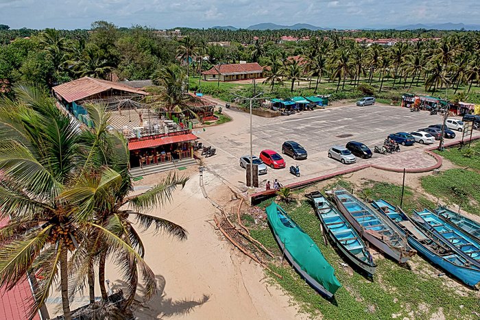 Drone view of car park and restaurant area.