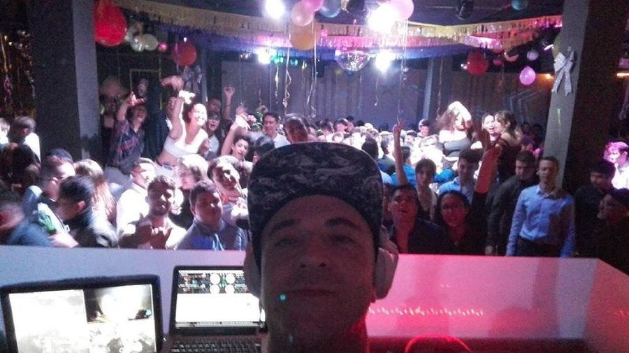 The dj mixes the music that you want to dance (ask), people from different countries dance in a 