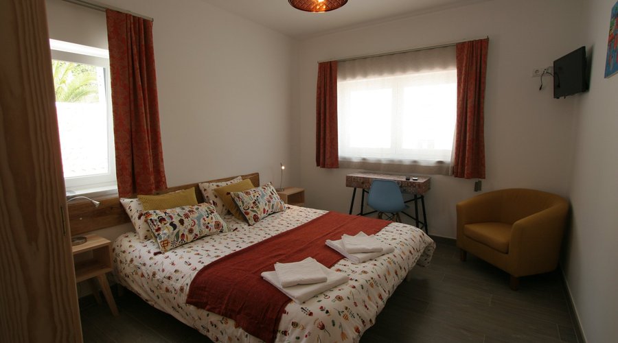 Chambre double avec un lit de 160cm, salle de douches privée