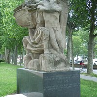 La sculpture sur son socle