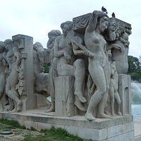 La sculpture sur son socle