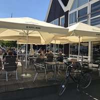 Uforskammet betjening - ikke noget der ligner prisen værdig. Om maden er god vides ikke, vi gik