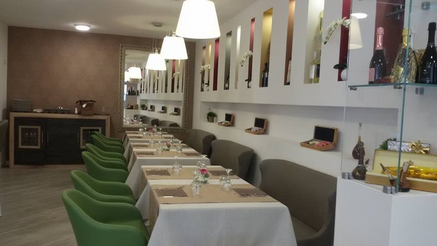 sala con posti a sedere e vineria