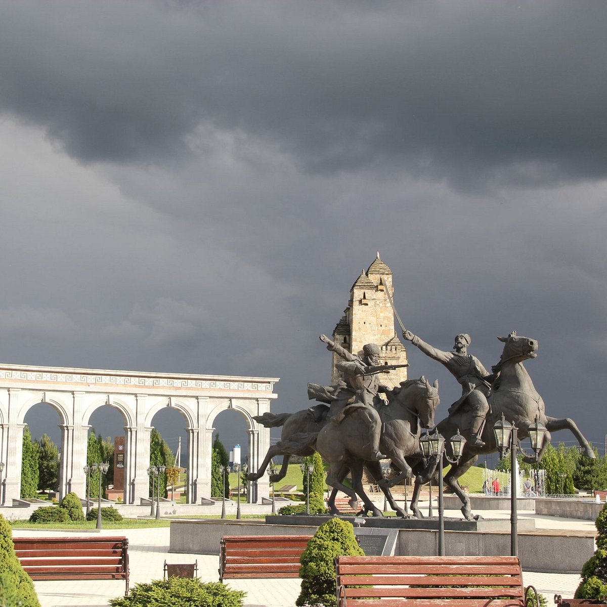 Мемориал памяти назрань. Мемориал памяти и славы Назрань. Памятник ингушскому конному полку «дикой дивизии». Ингушетия мемориал памяти. Мемориала памяти и славы Ингушетия Назрань.