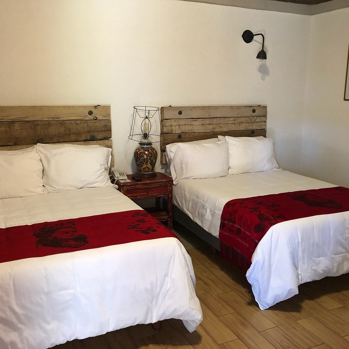 Ля ноче. Hotel Motel разница. Motel Room 2 person. Double Room (with a Double Bed).