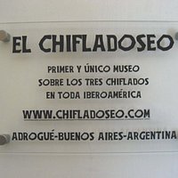 El cartel de bienvenida del museo.