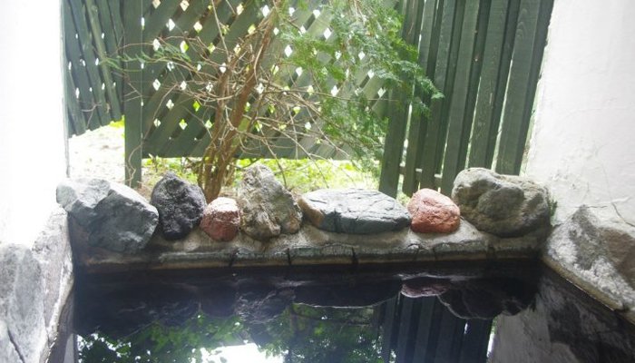 宿泊棟は各部屋に天然温泉の露天風呂をご用意しています。
