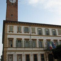 Veduta del palazzo con torre dell'orologio