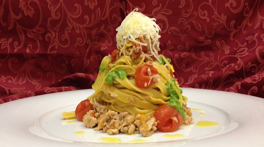 Tagliatelle fresche di nostra produzione, tonno appena scottato, pomodorini, limone e pecorino