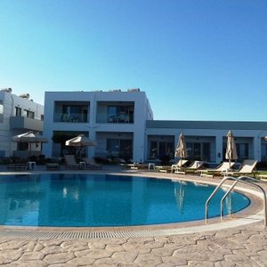 pool and rooms 401 and 402 (first floor)