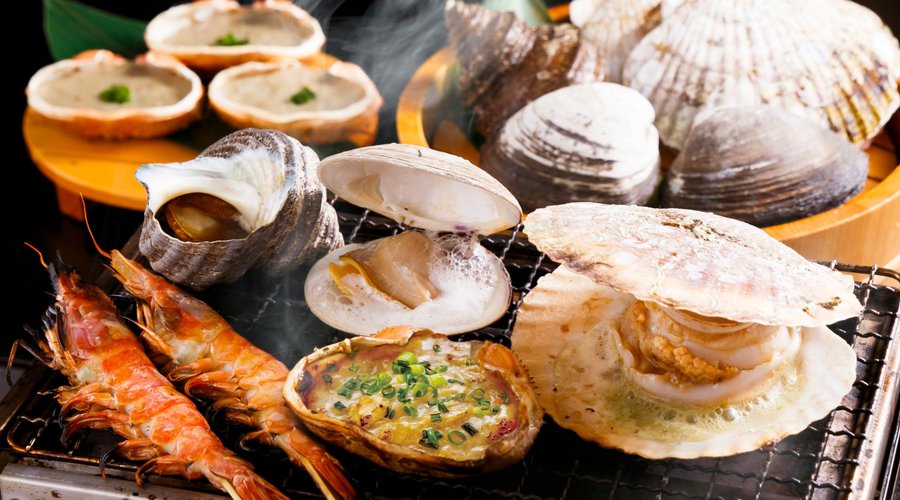 「磯丸浜焼」自分で焼いたらうまい！　新鮮な活貝は店内にある生簀から運ばれるので、いつでも新鮮な貝を味わうことができます！