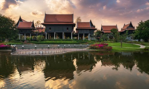 The Clustered Traditional Thai House (Reuan Hmoo) 