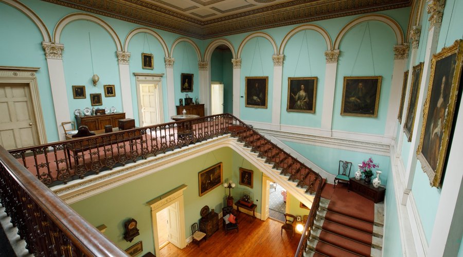 The vestibule. You mount these stairs with elegance (Downton Abbey style) to reach your bedroom.
