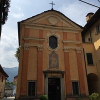 La facciata principale con l'affresco di San Rocco