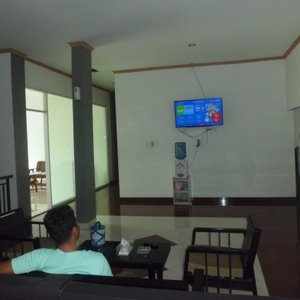 Nonton tv kabel di public room.