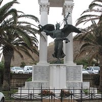 Det smukke hvide monument og bronceenglen
