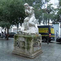 La sculpture sur son socle