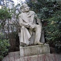 La sculpture sur son socle