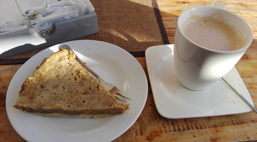 Capuchino Caramelo, acompañado de exquisito Kuchen nuez casero