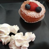 Postre casero con frutas y nata