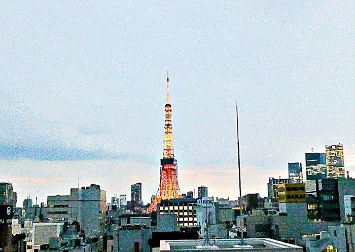 高樓層的東京鐵塔窗景