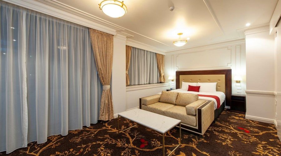 2018 Burke & Wills Luxury King Spa Suite