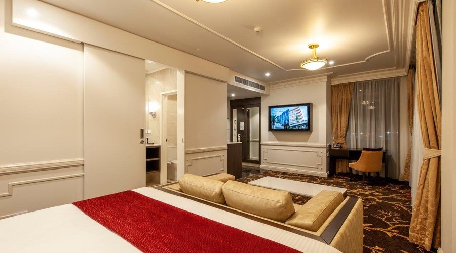 2018 Burke & Wills Luxury King Spa Suite