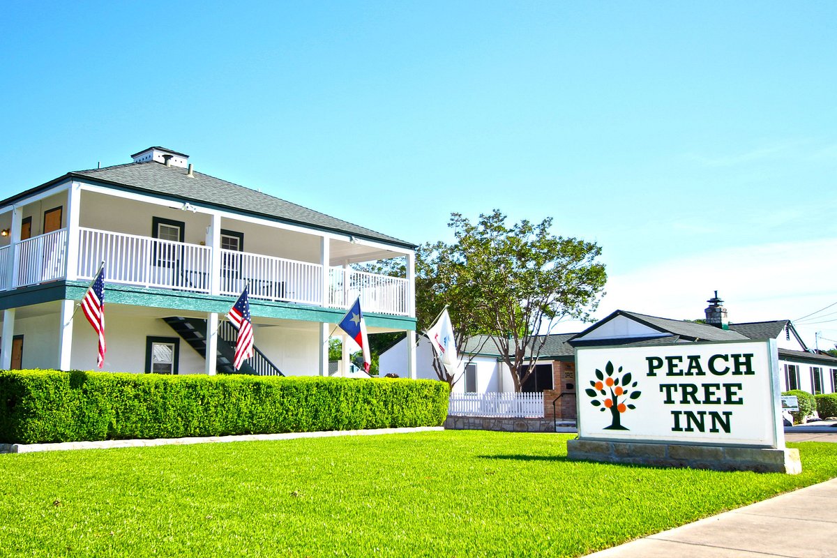 Peach Tree Inn &amp; Suites, hotell i Fredericksburg