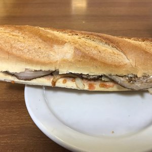 Bocata de lomo con queso y cebolla