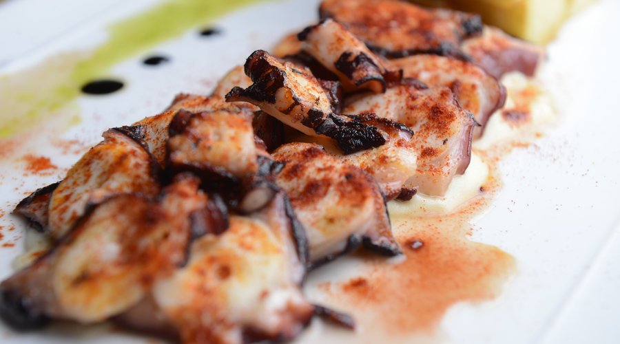 PULPO BRASEADO SOBRE PURE DE COCIDO A LA VERA.