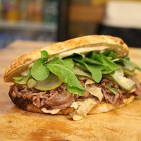 Roast Beef - Pan de masa madre, pepinos, rúcula, mostaza y alioli - Paprika Cultura Sandwich
