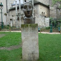 La sculpture sur son socle