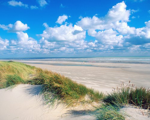 https://dynamic-media-cdn.tripadvisor.com/media/photo-o/13/4d/c4/d5/la-plage-d-hardelot.jpg?w=500&amp;h=400&amp;s=1