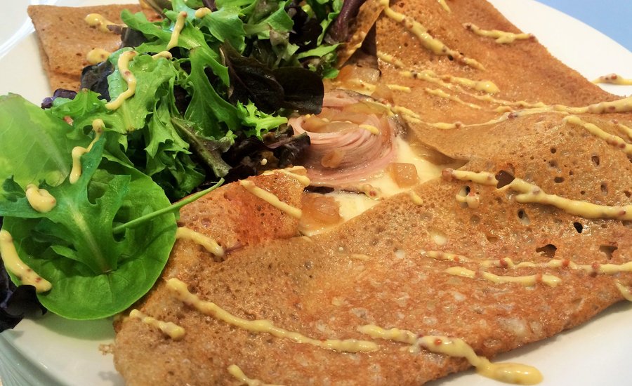Galette emmental, andouille de Guéméné, confit d'oignons, sauce aux 2 moutardes