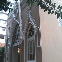 Capela São Francisco de Paula, em São Cristóvão, aberta e com Missa diariamente.