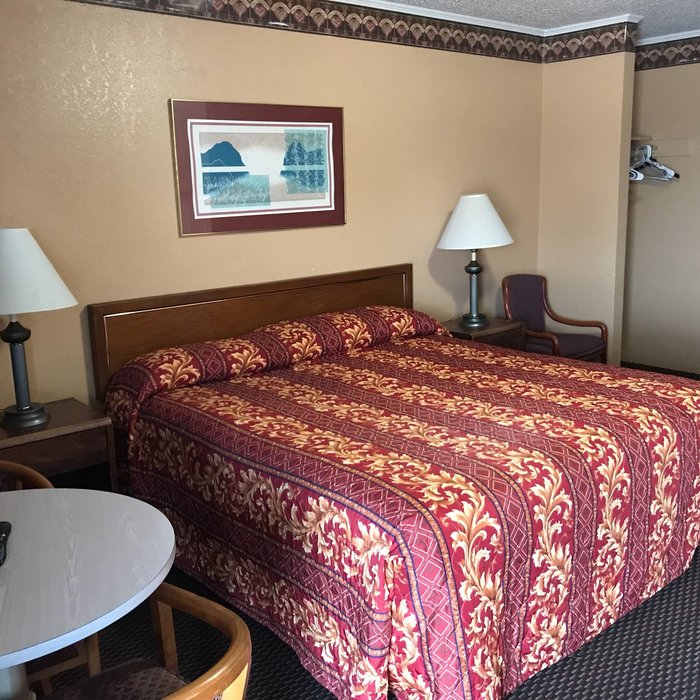 HOLIDAY MOTEL - Specialty Hotel Reviews (Pryor, OK)