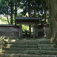 桜資料館から道なりにたどり着く墓所入口