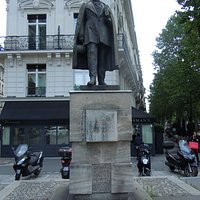 La sculpture sur son socle