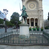La sculpture sur son socle devant l'église