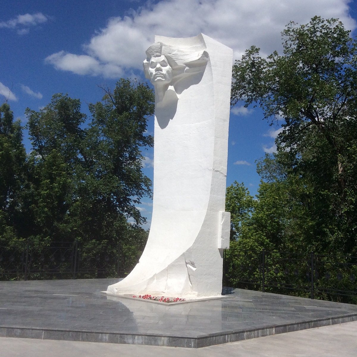 Парк имени горького самара. Самара бюст Горького. Памятник Горького в Самаре в Струковском парке. Памятник Максиму Горькому в Самаре. Струковский сад памятник.