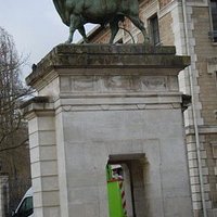 La sculpture sur son socle