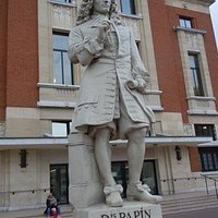 La sculpture sur son socle
