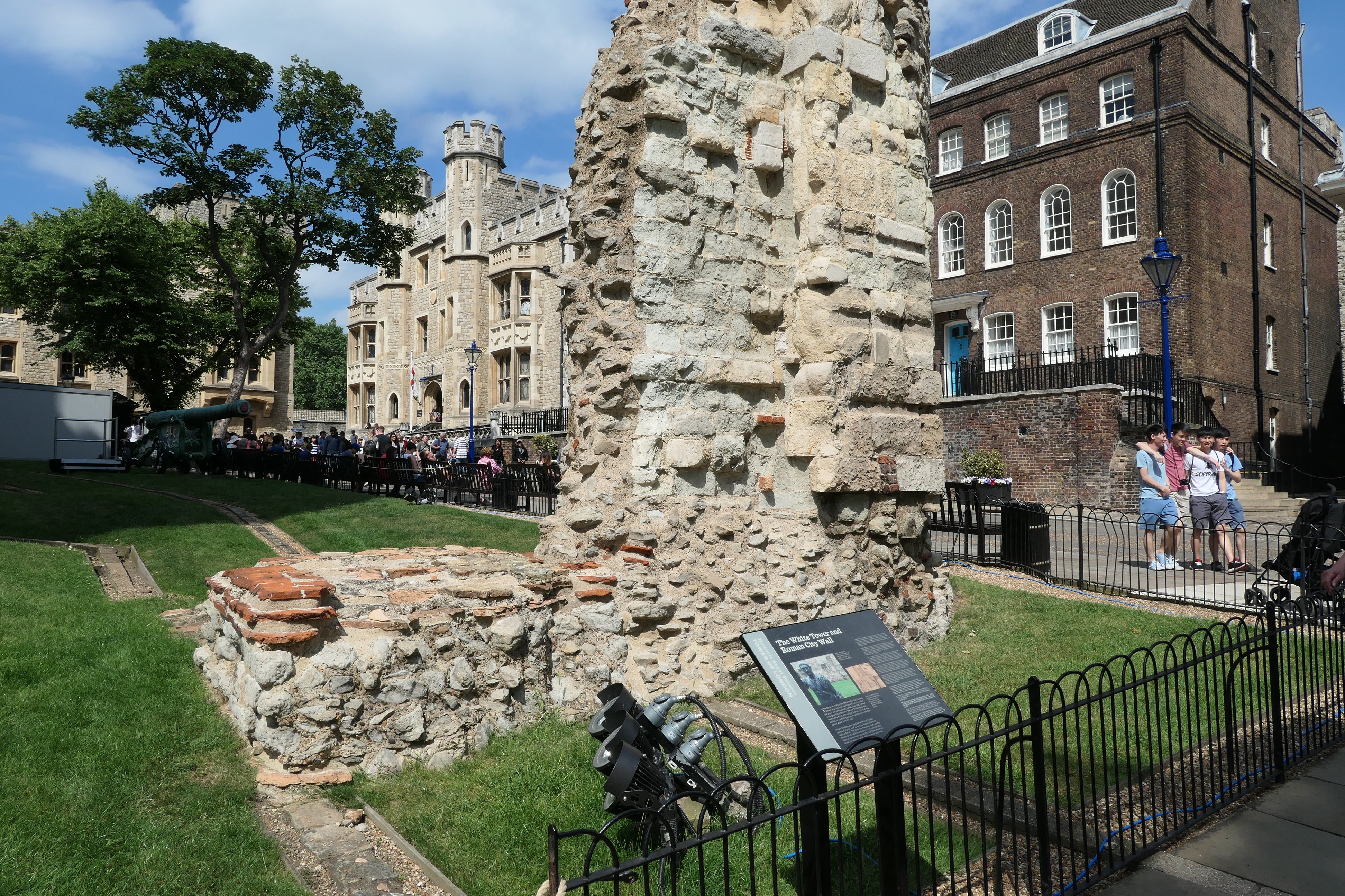 Royal Armories Londres ATUALIZADO 2022 O Que Saber Antes De Ir   Roman Wall Next To The 