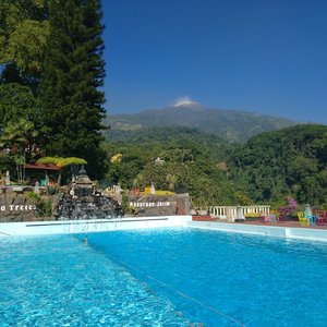 Kolam renang kedalaman 1 hingga 4 meter